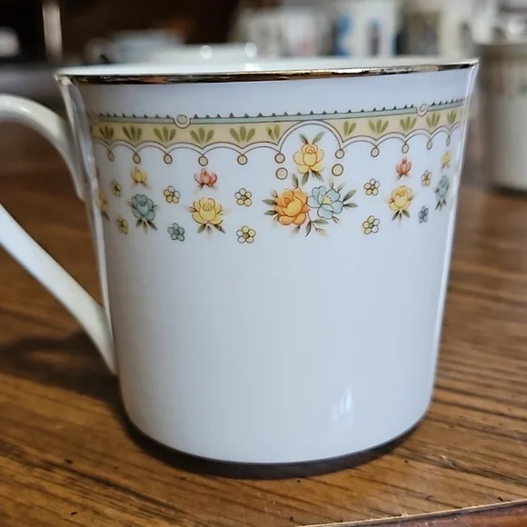 GARDEN BOUQUET - 4 Vintage Flat Cups - Fine China of Japan - Gold Trim - Picture 4 of 9